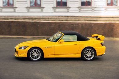Kiev, Ukrayna - 19 Haziran 2021: Sarı Honda S2000 süper arabası şehirde. Araba hareket halinde