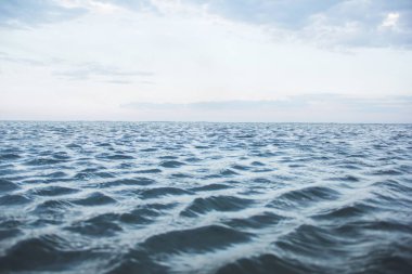 Gökyüzüne karşı güzel mavi deniz. Su. Arka plan