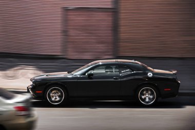 Kiev, Ukrayna - 19 Haziran 2021: Siyah kaslı Dodge Challenger yolda