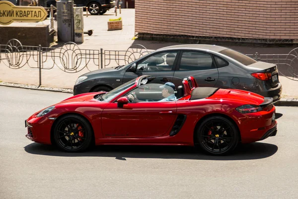 Kiev Ucrânia Junho 2021 Supercarro Vermelho Porsche 718 Boxter Cidade — Fotografia de Stock