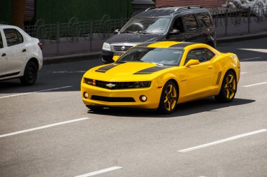 Kiev, Ukrayna - 19 Haziran 2021: Sarı Chevrolet Camaro