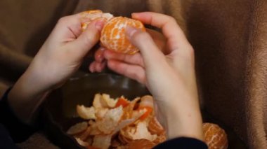Kız mandalinayı temizliyor. Eller mandalinayı temizler. Video