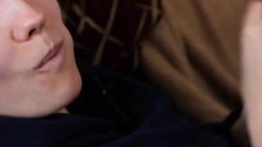 Kız yakın plan mandalina yiyor. Dudaklar yakın plan. Yüzü yok.