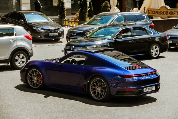 Kijev Ukrajna Június 2021 Kék Szuperautó Porsche 911 Carrera Városban — Stock Fotó