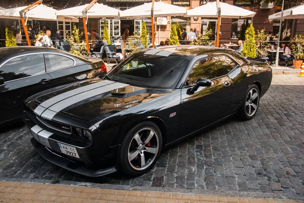 Odessa Oekraïne September 2021 Zwarte Spierwagen Dodge Challenger Srt8 392 — Stockfoto