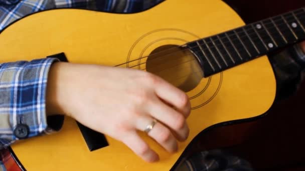 Der Kerl Spielt Die Gitarre Aus Nächster Nähe — Stockvideo