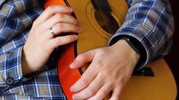 Der Typ Hält Eine Gitarre Der Hand Und Spielt Mit — Stockvideo