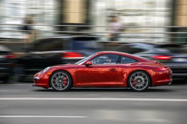 Kiev, Ukrayna - 19 Haziran 2021: Kırmızı süper araba Porsche 911 harekete geçti. Yüksek hız. Porsche şehirde.