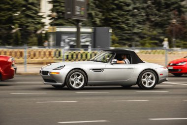 Kiev, Ukrayna - 19 Haziran 2021: Gri Alman roadster BMW Z8 hareket halinde