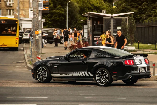 Kijev Ukrajna Június 2021 Black Ford Mustang Mozgásban Amerikai Izomautó — Stock Fotó