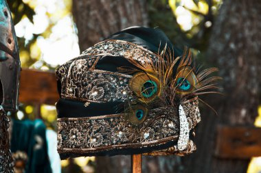 Eski başlık. Kafan için güzel süsleme.