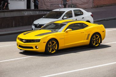 Kiev, Ukrayna - 19 Haziran 2021: Sarı Chevrolet Camaro