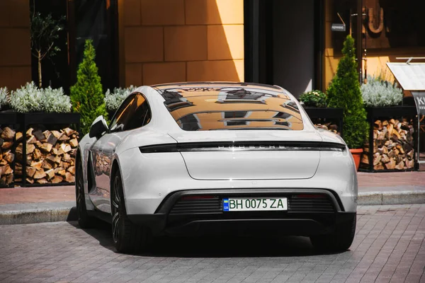 Odessa, Ukrayna - 5 Eylül 2021: Porsche Taycan elektrikli otomobili