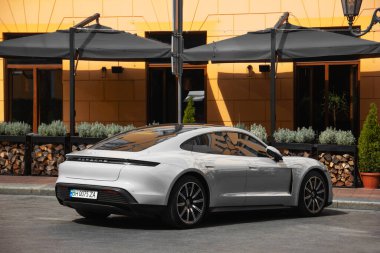 Odessa, Ukrayna - 5 Eylül 2021: Porsche Taycan elektrikli otomobili