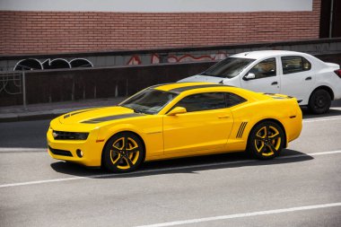 Kiev, Ukrayna - 19 Haziran 2021: Sarı Chevrolet Camaro