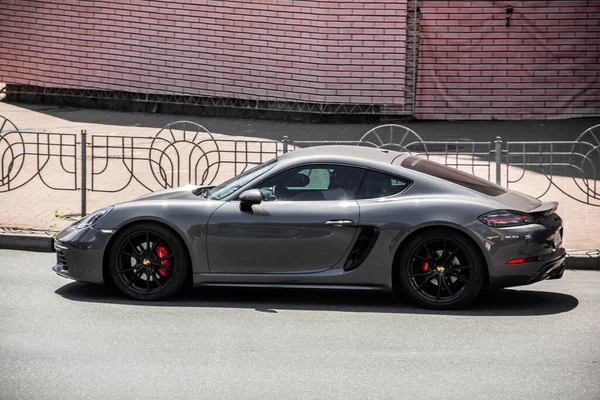 Kiev, Ukrayna - 19 Haziran 2021: Porsche 718 Cayman S. Gray Porsche spor otomobili