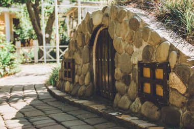 Bahçedeki dekoratif hobbit evi. Bahçedeki patika