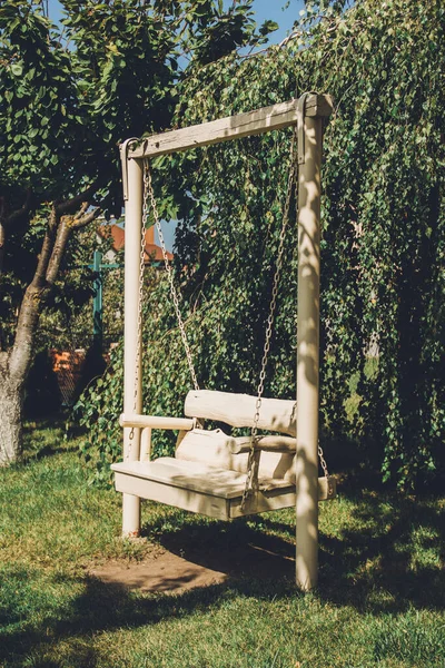 Biały Drewniany Huśtawka Ogrodzie Romantyczne Miejsce — Zdjęcie stockowe