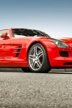 Kiev, Ukrayna - 19 Mayıs 2020: Lüks süper araba Mercedes-Benz SLS AMG gökyüzüne karşı. Duvar kağıdı. Satılık. Reklam için. Kırmızı süper araba