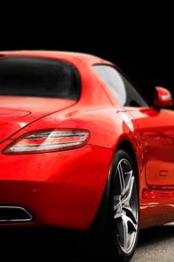 Kiev, Ukrayna - 19 Mayıs 2020: Lüks süper araba Mercedes-Benz SLS AMG şehrin arka planında. Duvar kağıdı. Satılık. Reklam için. Kırmızı süper araba