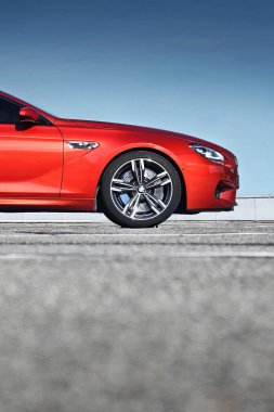 Kiev, Ukrayna - 22 Haziran 2014: Gökyüzünün arka planında kırmızı BMW M6 Gran Coupe