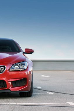 Kiev, Ukrayna - 22 Haziran 2014: Gökyüzünün arka planında kırmızı BMW M6 Gran Coupe