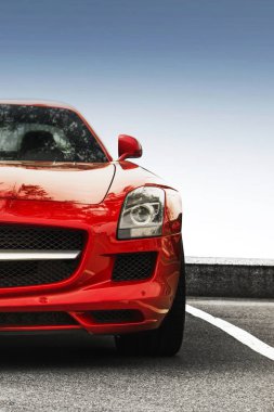 Kiev, Ukrayna - 19 Mayıs 2020: Lüks süper araba Mercedes-Benz SLS AMG gökyüzüne karşı. Duvar kağıdı. Satılık. Reklam için. Kırmızı süper araba