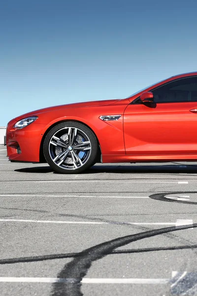 キエフ ウクライナ 2014年6月22日 空を背景にレッドBmw M6グランクーペ — ストック写真