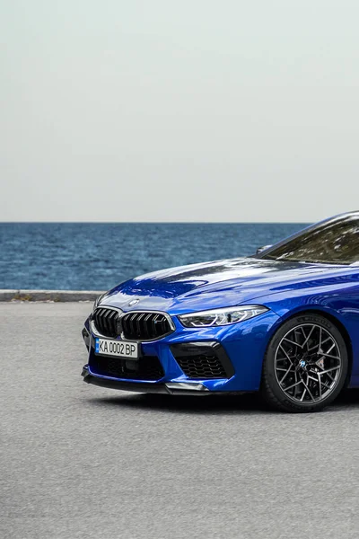 キエフ ウクライナ 2021年6月19日 高速車Bmw M8海と空の背景に 道路上で — ストック写真