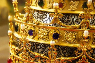 Değerli taşları olan altın taç