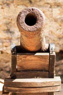 Eski top. Eski tarihi silah. Arşiv için. Top namlusu.