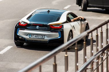 Kiev, Ukrayna - 19 Haziran 2021: Beyaz spor elektrikli araba BMW i8 şehirde