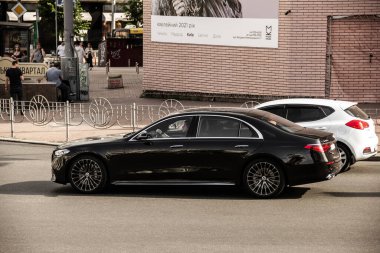 Kiev, Ukrayna - 19 Haziran 2021: Siyah lüks Mercedes Benz S sınıfı W223 yolda