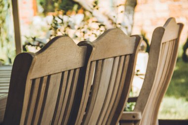 Çardaktaki ahşap sandalyeler. Yaklaş.