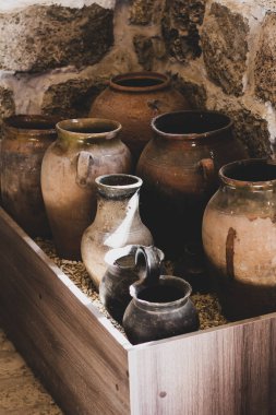 Old jugs. Jugs of various sizes. Historical things