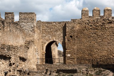 Gökyüzüne karşı eski kale