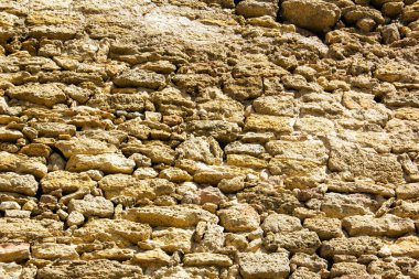 Taş bir duvarın arkasında. Rakushnyak