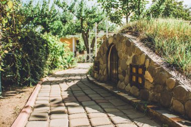 Bahçedeki dekoratif hobbit evi. Bahçedeki patika