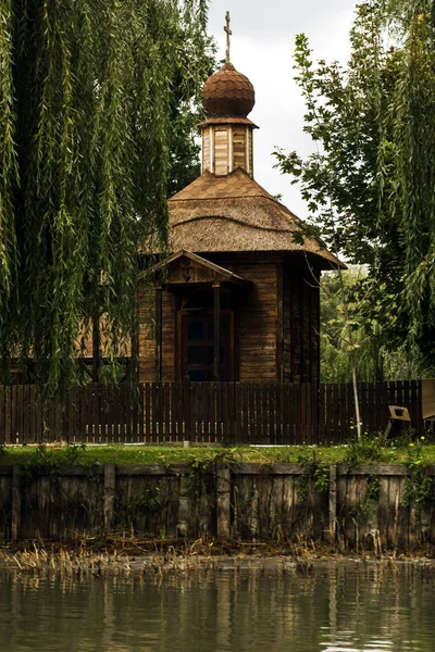 Стара Дерев Яна Церква Біля Річки — стокове фото