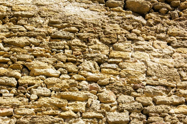 Taş bir duvarın arkasında. Rakushnyak