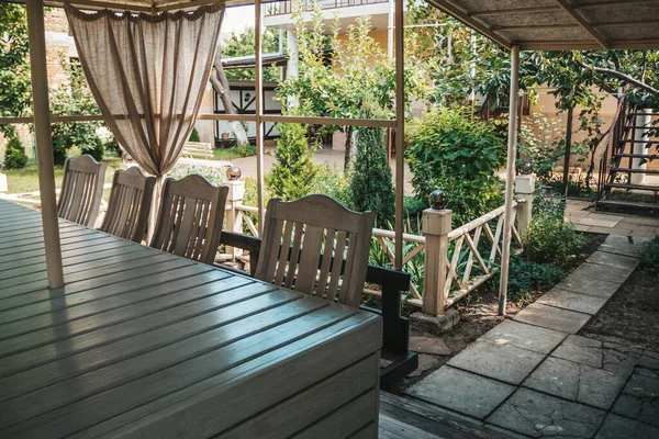 Wooden Table Wooden Chairs Wooden White Gazebo Summer Garden White — Foto Stock