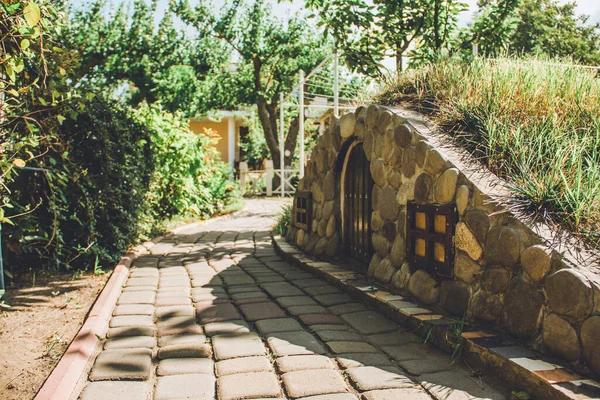 Bahçedeki dekoratif hobbit evi. Bahçedeki patika