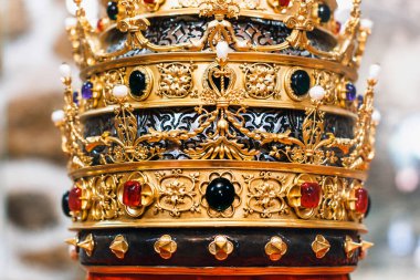 Değerli taşları olan altın taç