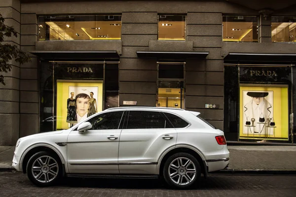 Kiev, Ukrayna - 12 Haziran 2021: Beyaz İngiliz Bentley Bentayga SUV