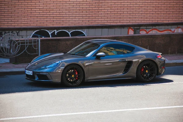 Kiev, Ukrayna - 19 Haziran 2021: Porsche 718 Cayman S. Gray Porsche spor otomobili
