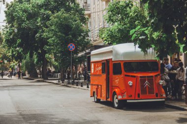 Odessa, Ukrayna - 5 Eylül 2021: Odessa 'nın merkezinde eski kırmızı Fransız otobüsü Citroen