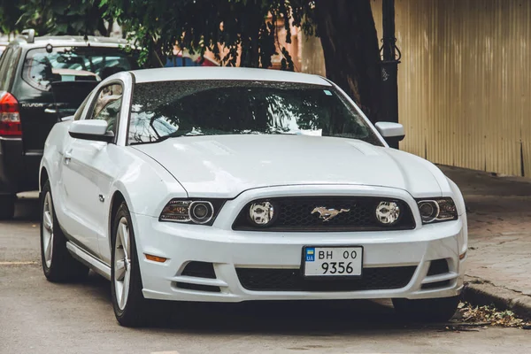 Odessa Ucraina Settembre 2021 Ford Mustang Bianco Parcheggiata Città American — Foto Stock