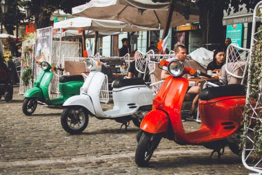 Odessa, Ukrayna - 5 Eylül 2021: Odessa caddesinde arka arkaya renkli scooterlar. Mopedler