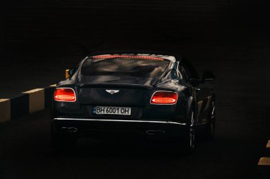 Odessa, Ukrayna - 5 Eylül 2021: Lüks İngiliz arabası Bentley Continental GT karanlıkta