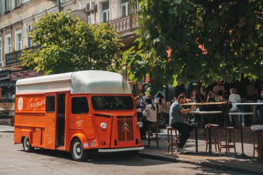 Odessa, Ukrayna - 5 Eylül 2021: Odessa 'nın merkezinde eski kırmızı Fransız otobüsü Citroen